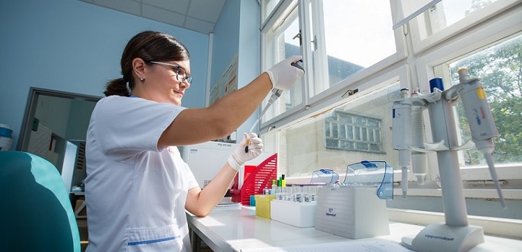 U specijalističkom medicinsko-biokemijskom laboratoriju Poliklinike Medikol možete obaviti gotovo 400 različitih laboratorijskih pretraga.