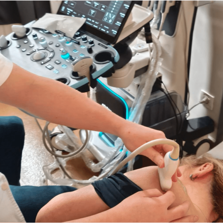 Smrznuto rame - injekcija pod kontrolom ultrazvuka za web